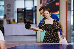 Học Kim Thần dùng bông tai ếch siêu đáng yêu