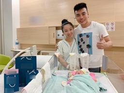 Lê Dương Bảo Lâm khoe gương mặt xinh xắn của con gái vài ngày tuổi