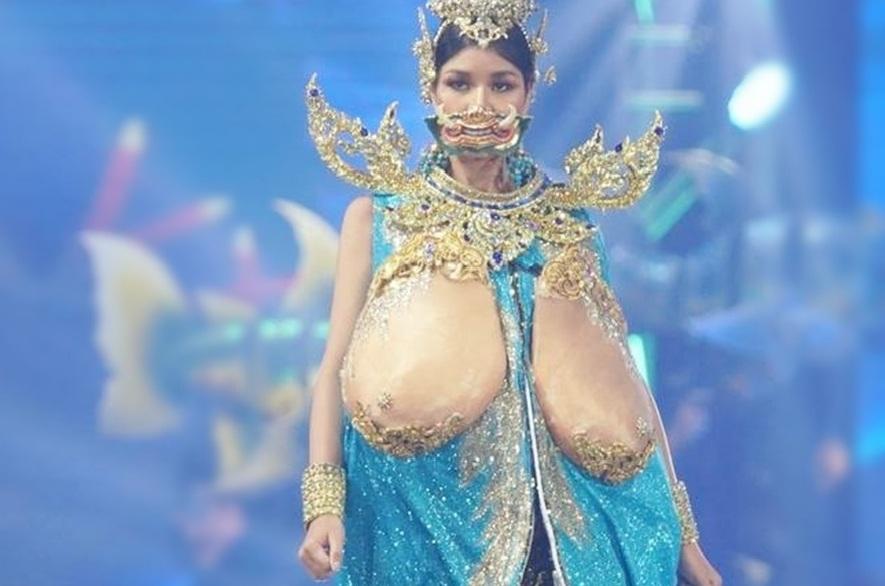 Thí sinh HHHV Thái đeo bộ ngực lõa thể bằng cao su trong phần thi quốc phục