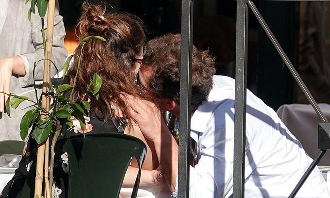 "Cô bé lọ lem" Lily James cặp kè với người có gia đình