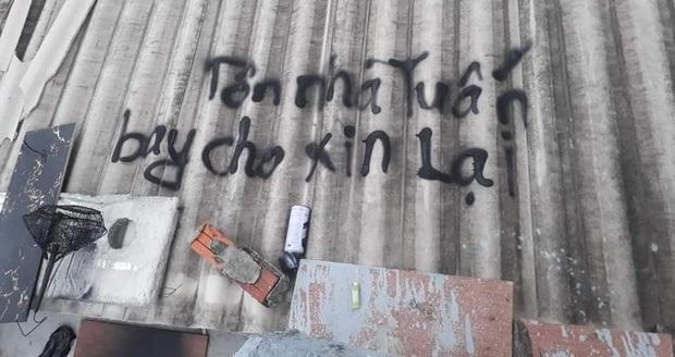 Những dòng chữ lạ trên mái tôn ở Lý Sơn, nhói lòng khi biết lý do