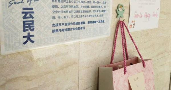 Sinh viên Trung Quốc lắp đặt hộp rút băng vệ sinh trong giảng đường