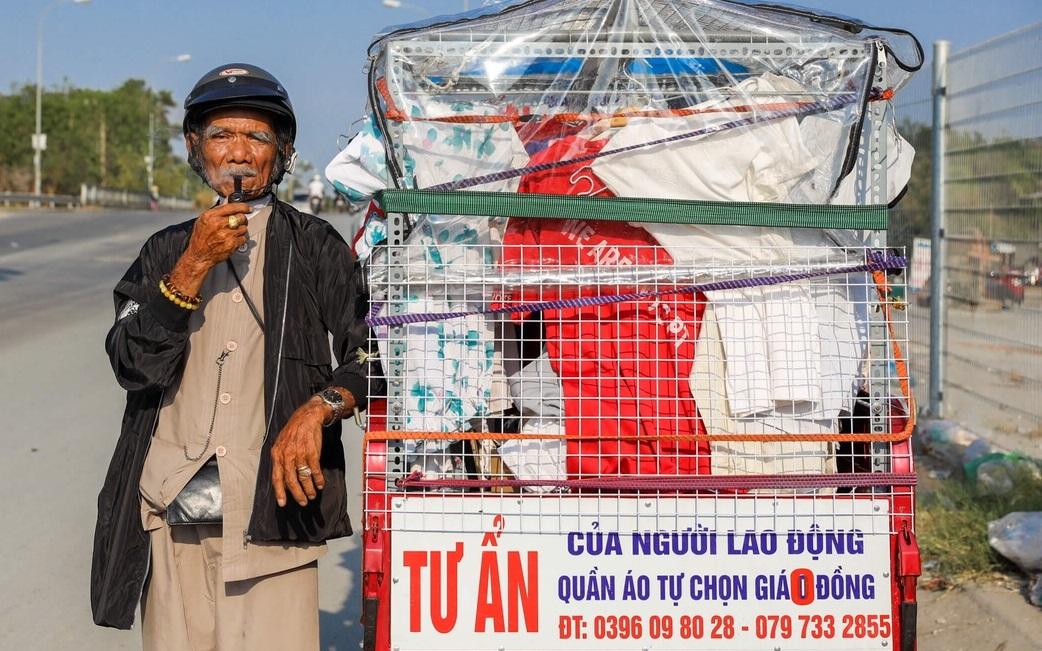 Cụ ông 80 tuổi lái xe ba gác đi khắp Sài Gòn bán quần áo tự chọn 0 đồng