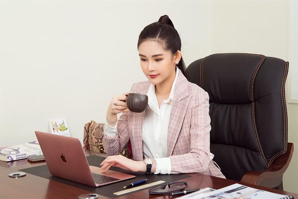 Từ bỏ con đường Hoa hậu, Lê Âu Ngân Anh trở thành giảng viên đại học