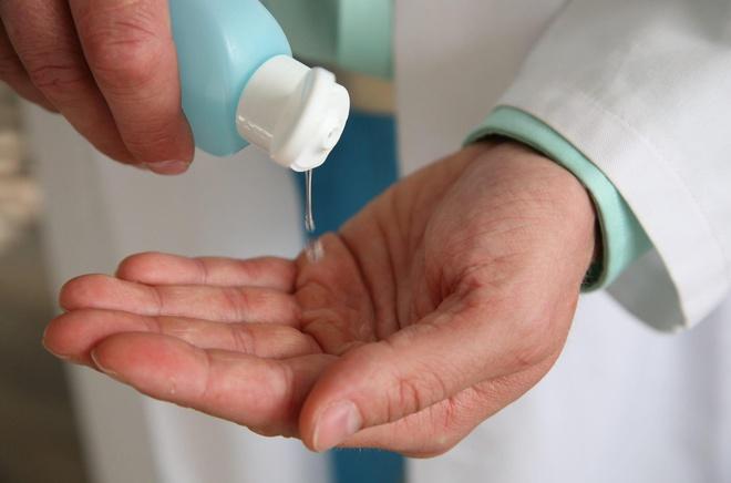 Đang nhậu thì hết rượu, bợm nhậu lấy nước rửa tay có cồn ra uống tạm