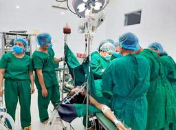 Bác sĩ hiến máu trong phòng mổ để cứu sản phụ