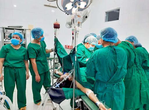 Bác sĩ hiến máu trong phòng mổ để cứu sản phụ