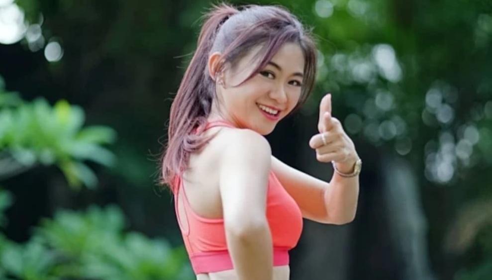 Bà mẹ 53 tuổi bị hiểu nhầm là bạn gái của con vì nhan sắc ngược thời gian