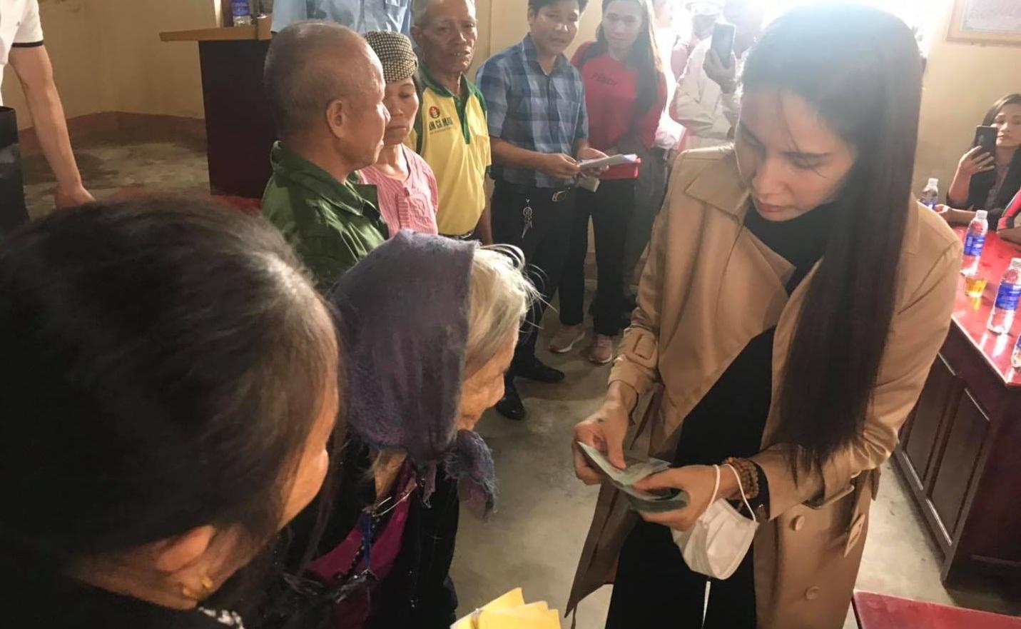 Thủy Tiên bất ngờ trở lại miền Trung, mang theo 1 tỷ tiền túi giúp bà con