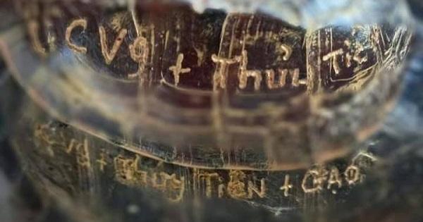 Vì sao việc khắc tên lên mai rùa của gia đình ca sĩ Thủy Tiên bị phản đối?