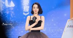 Địch Lệ Nhiệt Ba kiều diễm tựa công chúa nhưng spotlight lại là cánh tay khẳng khiu thấy thương