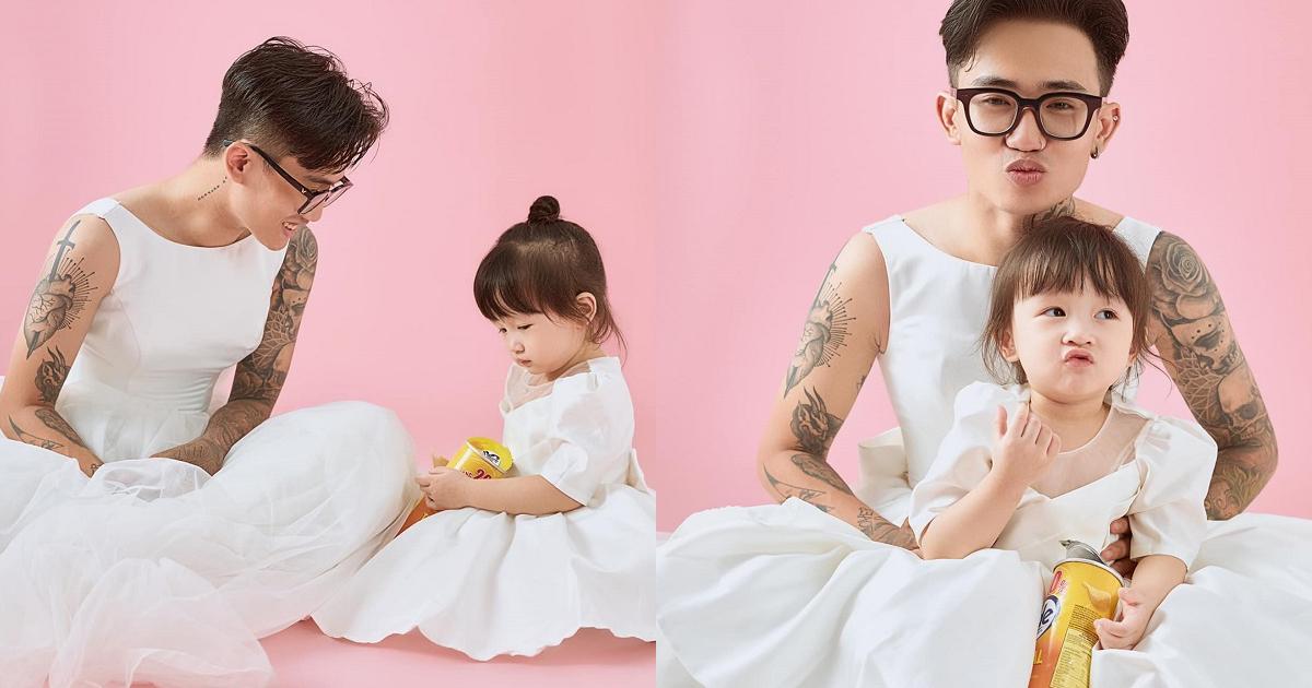 Bố đơn thân mặc váy cô dâu chụp ảnh với con gái: Bố sẽ làm tất cả vì con
