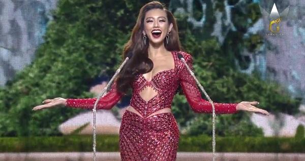 Bán kết Miss Grand 2021: Thùy Tiên nổi bật ở cả trang phục dự hội và áo tắm, Miss CH Séc suýt té