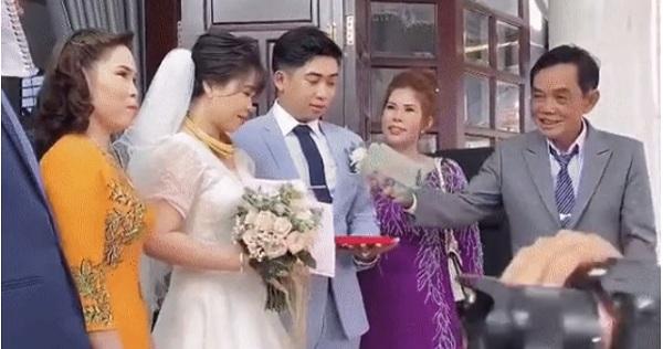 Bố chồng nhà người ta: Tặng con dâu 2 sổ đỏ, 500 triệu vẫn kém vui vì "Giờ ba chỉ có vậy thôi"