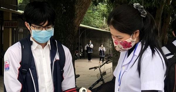 Một địa phương thi chọn học sinh giỏi bằng hình thức trắc nghiệm 100%