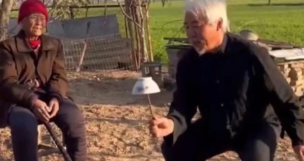 Cụ ông 65 tuổi ngày ngày diễn xiếc để mua vui cho mẹ già