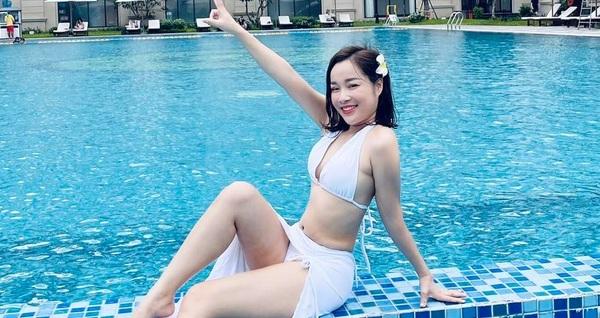 Minh Hương "Nhật ký Vàng Anh" diện áo tắm ướt át khoe nhan sắc tuổi 36