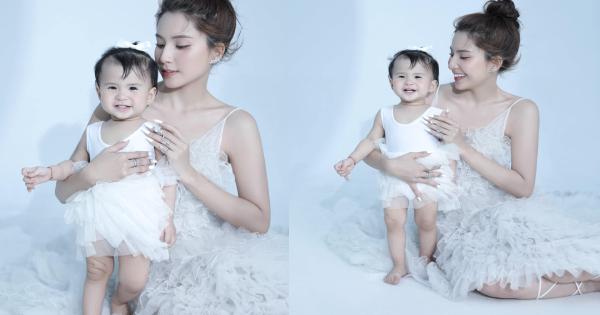 Con gái Jack cười tươi, giống bố như lột trong bộ ảnh kỉ niệm sinh nhật một tuổi mà Thiên An đăng