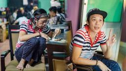 Rầm rộ hình ảnh Hoài Linh tiều tụy ngồi co chân ăn cơm bình dân ở hậu trường sự kiện