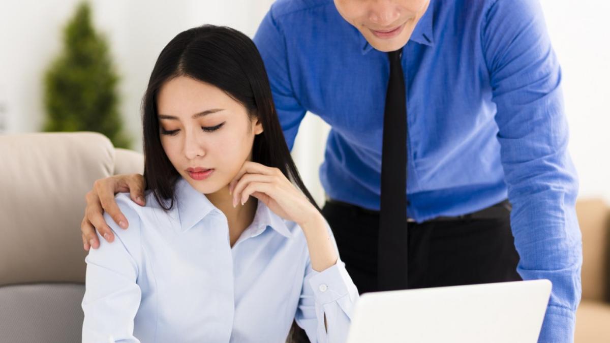 Nhìn gợi tình, nháy mắt liên tục được xếp là hành vi quấy rối nơi công sở