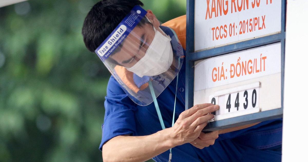 Giá xăng 1/8: Xăng RON 95 giảm về mức 25.600 đồng