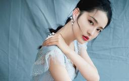 Lý Thấm: Đóa hoa xinh đẹp, tài năng của Cbiz chờ ngày “Kén nở thành ngài”