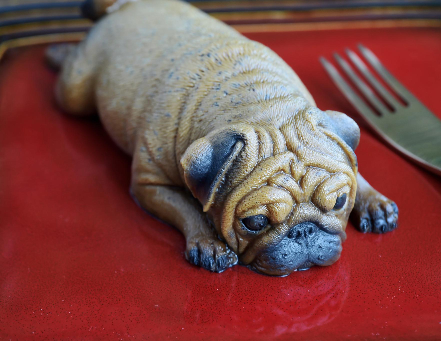 Mẹ khéo tay làm bánh ngọt quá giống cún thật, con gái... từ chối ăn