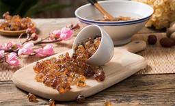 Nhựa đào, thứ sần sùi tiết ra từ cành đào trưng Tết hóa ra là “giọt lệ đào hoa” có tác dụng làm đẹp cho phụ nữ