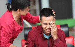 Đừng để người hùng phải “ngộp thở” vì những lời tôn vinh đổi thành hiện kim