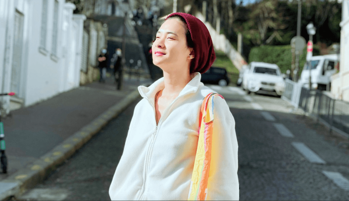 Ở lại Paris, sau 50 tuổi mình vẫn không bị mang tiếng ế