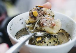 Quán bánh trôi tàu nhân thịt hơn 30 năm tuổi nổi tiếng hết hàng nhanh của Hà Nội