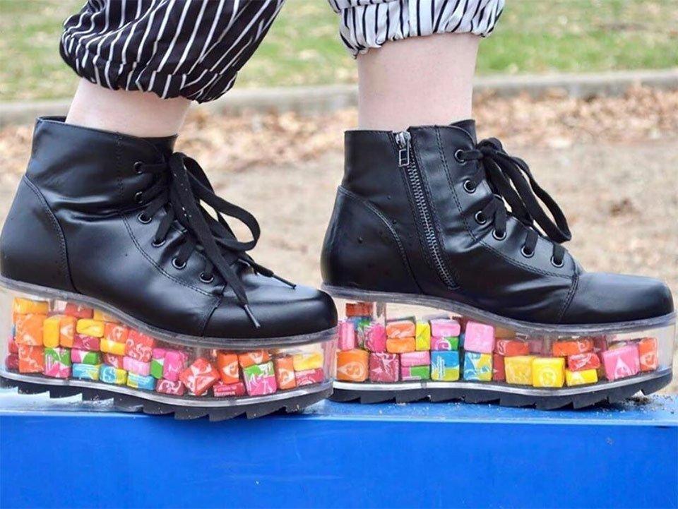 Từ mụ phù thủy, đến khuôn mặt của... chính mình xuất hiện trên giày