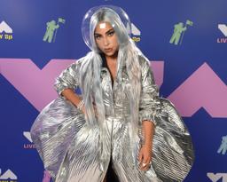 Những pha thời trang khó đỡ của các ngôi sao Hollywood trên thảm đỏ 2020