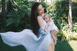 "Mẹ bỉm sữa" showbiz Việt vừa đẻ xong đã diện đồ bơi nóng bỏng