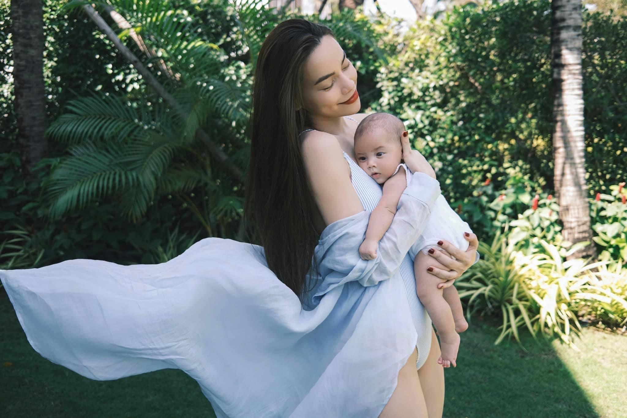 "Mẹ bỉm sữa" showbiz Việt vừa đẻ xong đã diện đồ bơi nóng bỏng