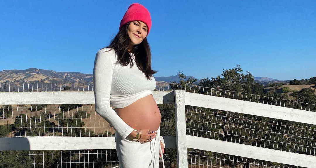 Học tập cách mix đồ sành điệu khi mang bầu từ stylist của Kendall Jenner