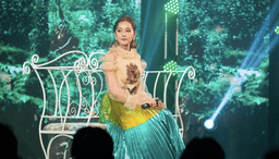 Style sân khấu của Chi Pu: Từ thảm họa thời trang đến nghi án đạo nhái