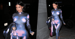 Kylie Jenner lại gây choáng với bộ bodysuit bó sát như người ngoài hành tinh