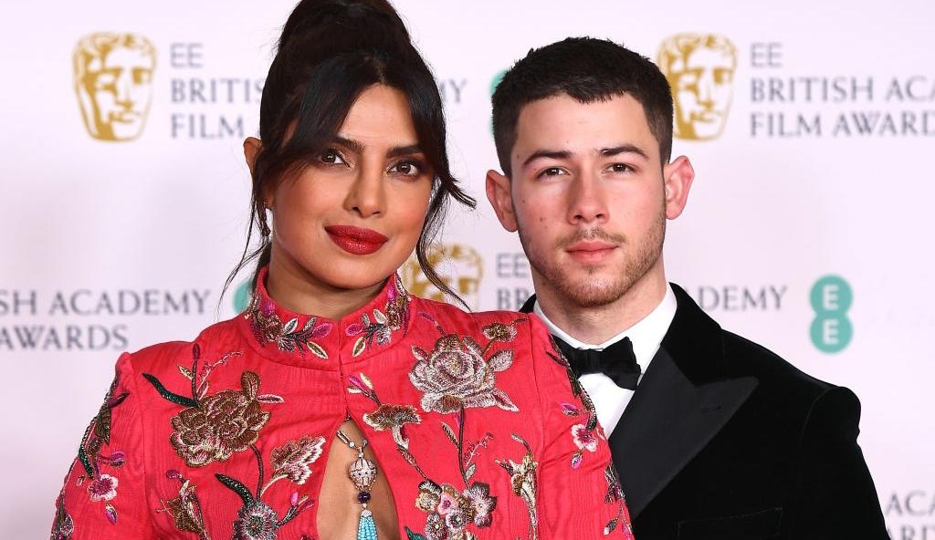 Hoa hậu Priyanka Chopra và sao Hollywood chuộng "thả rông" trên thảm đỏ