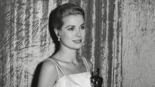 10 trang phục ấn tượng nhất tại lễ trao giải Oscar mọi thời đại