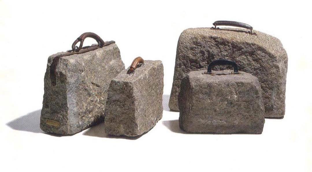 Nhà điêu khắc Brazil với những tác phẩm túi xách bằng chất liệu độc đáo