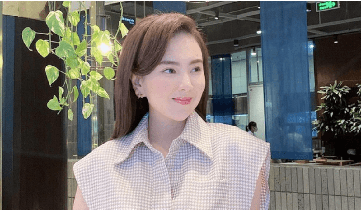 Mai Ngọc, Tú Anh gợi ý chiếc áo sát nách thanh lịch ngày hè chốn công sở