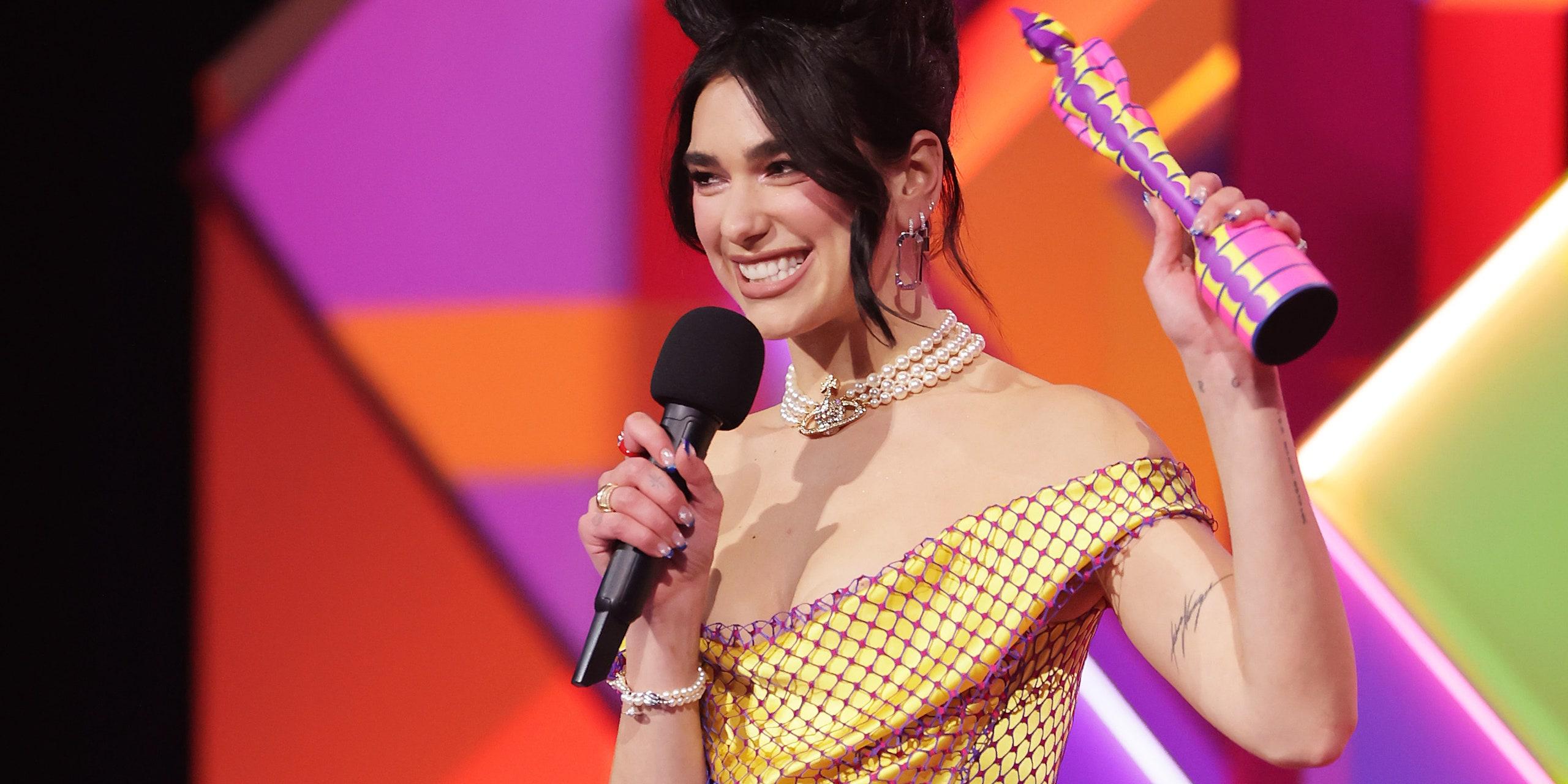 Thảm đỏ Brit Awards: Dua Lipa và sao nữ chọn phụ kiện ngọc trai