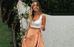 Nóng bỏng cùng Sarong skirt: Xu hướng mùa hè 2021 từ bãi biển đến công sở