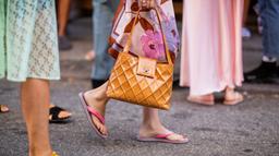 Đẹp từ nhà ra chợ, đến "quẩy" tung cả phố chỉ với đôi dép xỏ ngón mát mẻ