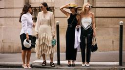 Túi mini là phụ kiện được yêu thích trên đường phố Paris những ngày qua