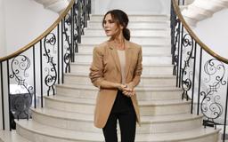 Muốn mặc đẹp thời trang công sở, cứ tham khảo loạt oufit thanh lịch của Victoria Beckham