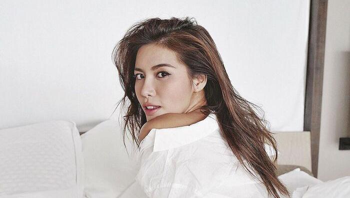 Ở nhà nhớ nghề, Minh Tú "tự xử" với bộ ảnh khoe vai trần gợi cảm hết nấc