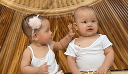 Thời trang đáng yêu, đồng điệu của cặp song sinh Leon - Lisa nhà Hồ Ngọc Hà