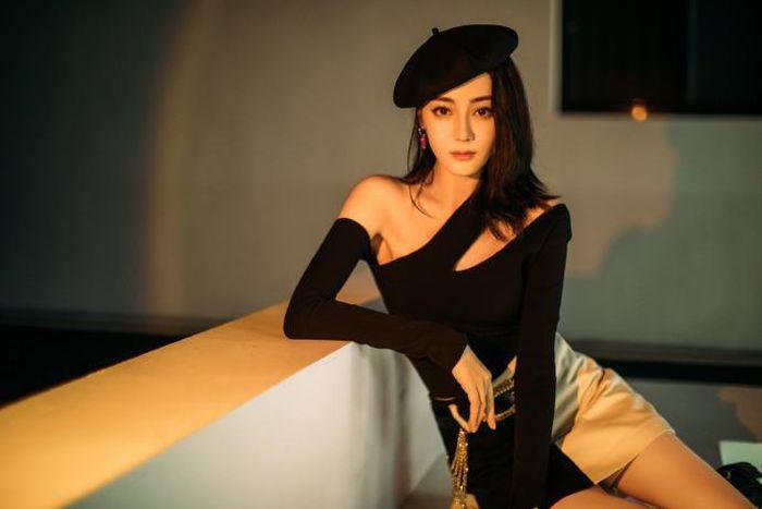 Địch Lệ Nhiệt Ba diện váy cut-out, fan thở phào nhẹ nhõm vì "có da có thịt" hơn trước rồi